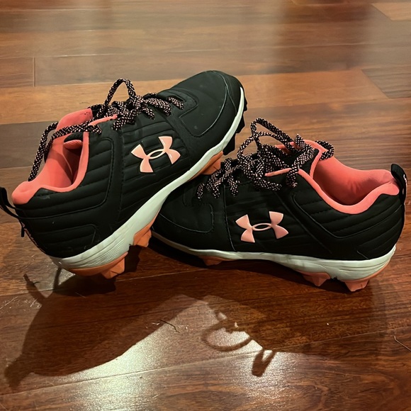 Girls Under Armour cleats size 4.5. Pink and black for softball or soccer - Picture 6 of 6
